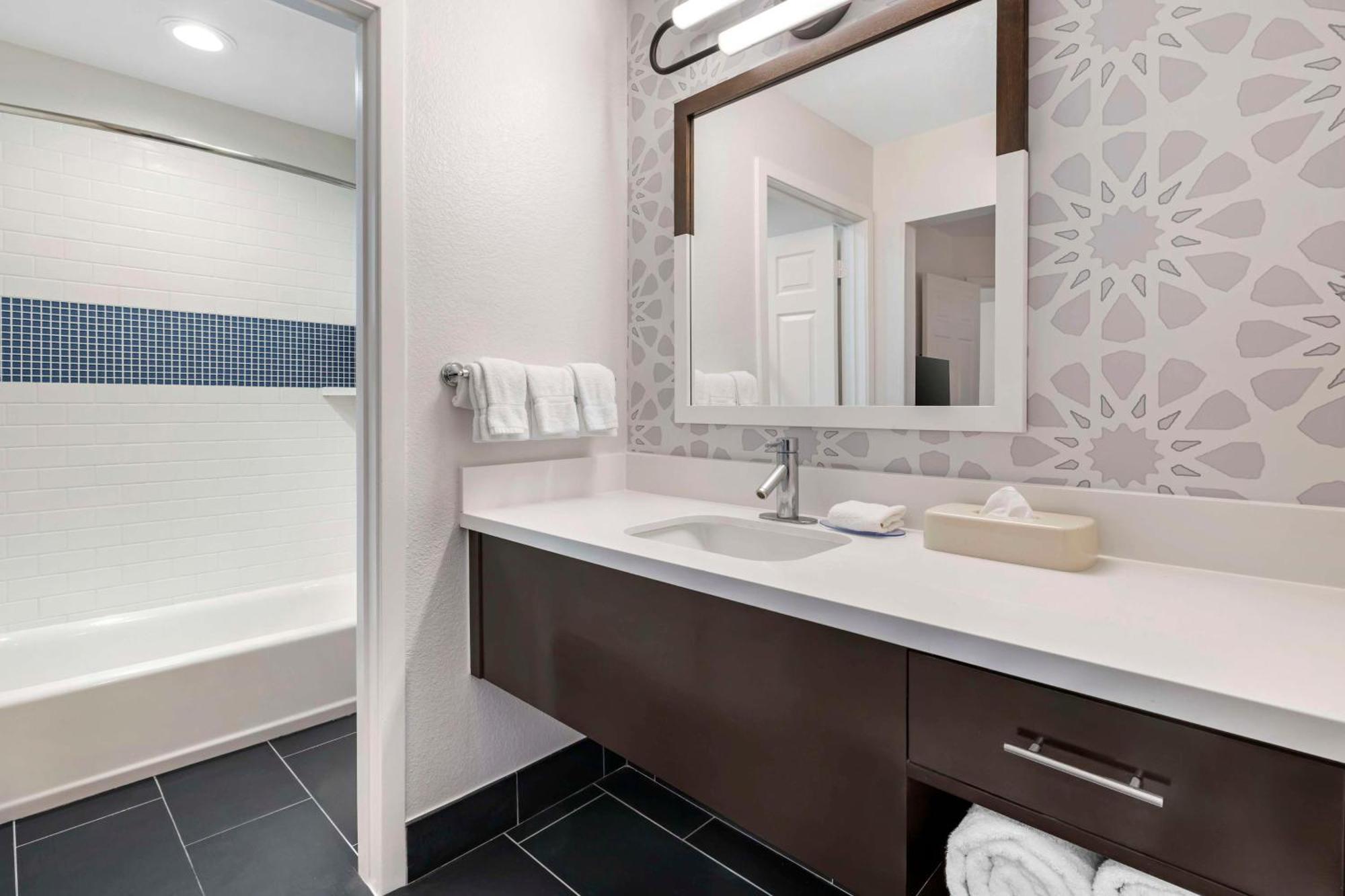 Sonesta Es Chatsworth Hotel